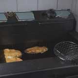 E mentre frigge tre panzerotti alla temperatura di 180 gradi...